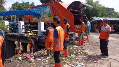 DLH Gelar Operasi Bersih, Angkut Tumpukan Sampah Liar di Pinggir Kali Baru Timur