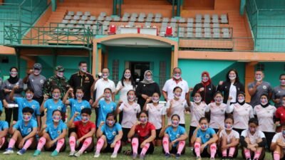 Tinjau Sesi Latihan Timnas Sepak Bola Putri di Lapangan Persikabo, Bupati Bogor Sampaikan Ini