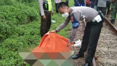 Unit Gakkum Polres Bogor Evakuasi Korban Tertabrak Kereta Api di Pondok Rajeg