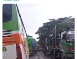 Jalan  Provinsi di Jateng Rusak, Gubernur Ganjar Sibuk Jogging Jakarta Hingga Surabaya
