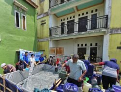 AQUA Peduli Salurkan Bantuan Air Bersih ke Warga Desa Wates Jaya Cigombong