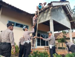 Polres Lampung Timur Bantu Warga Terdampak Angin Puting Beliung