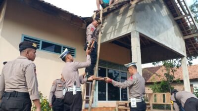 Polres Lampung Timur Bantu Warga Terdampak Angin Puting Beliung